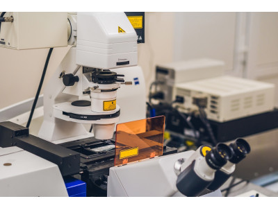 confocal microscope in lab setting