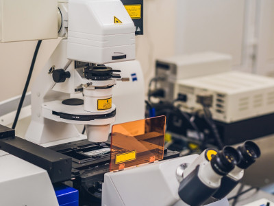 confocal microscope in lab setting